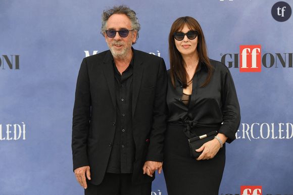 Ce vendredi 25 juillet, Monica Bellucci et Tim Burton ont fait une apparition remarquée en Italie, à l’occasion du 55e Festival du Film de Giffoni, organisé à Salerno. Le couple y était présent pour promouvoir la deuxième saison de la série « Mercredi ».