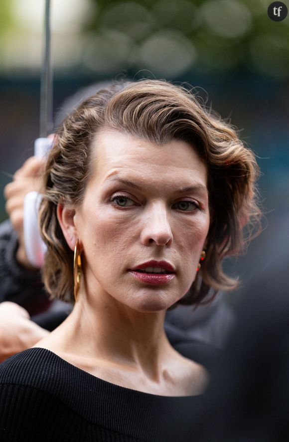 Milla Jovovich refuse de sourire et ça agace les machos. Une démonstration de style pour l'ex-mannequin de bientôt 50 ans.