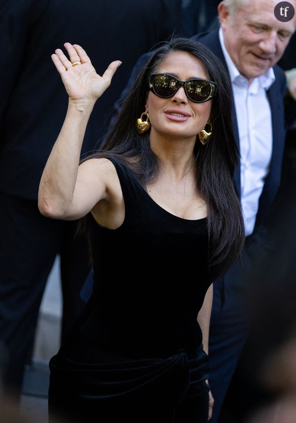 Salma Hayek met en valeur ses mèches grises, sans complexe, sur le tapis rouge. Le sex symbol iconique des années 90 à bientôt 60 ans délivre une cinglante réponse à l'âgisme...