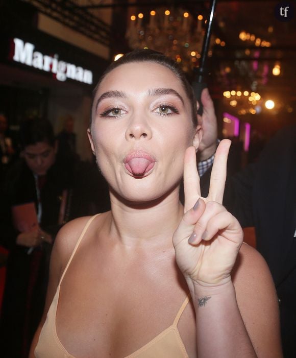 En 2022, Florence Pugh s'est rendue au défilé Valentino vêtue d'une robe rose fuchsia de la maison de couture italienne. Mais pas n'importe quelle robe : une "naked dress", autrement dit une tenue dévoilant sous-vêtements, ou parties du corps. En l'occurrence, dans le cas présent, dévoilant en transparences sa poitrine.