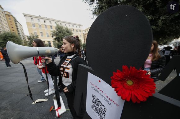 Ils décident de rappeler le numéro d’urgence et de filmer la scène, une vidéo qu’ils vont ensuite poster sur les réseaux sociaux. Sur cette vidéo, qui a déjà totalisé plus de 140 000 vues, on entend la police conseiller à la jeune femme victime de violences de rester en sécurité et de les rappeler quand son compagnon, l’agresseur, sera de retour chez eux. Celui-ci se trouverait pourtant devant leur appartement, laissant la victime dans une situation d’insécurité et de danger potentiel.