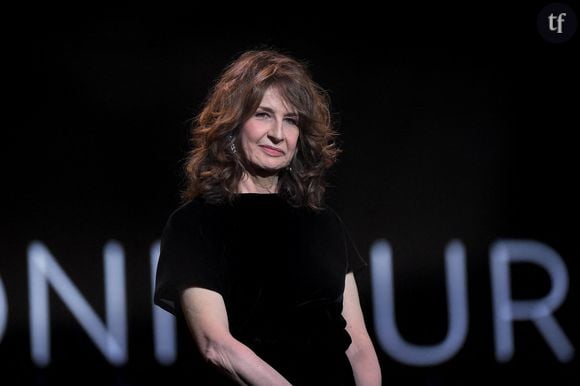 Et l'actrice Césarisée pour sa grandiose performance dans Aline, y donne le la à une féminité élégante et burlesque, entre danse contemporaine, expression de soi qui passe intensément par le corps, à l'instar des grandes du cinéma muet, et face à face tout en gestes et en caresses réciproques. Un art qui exige un visionnage pour être pleinement compris. Donzelli lui consacre un regard attentionné et tendre, fière de l'ériger en protagoniste de rom com.