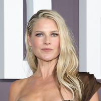 "Plus sexy que jamais" : cette actrice culte pose en bikini à bientôt 50 ans, cette photo "époustouflante" sidère ses fans