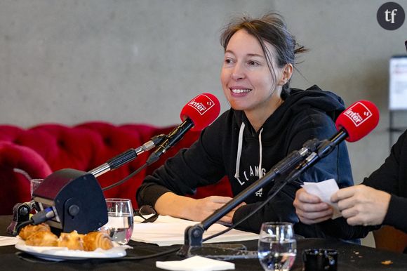 L'autrice féministe, qui a récemment bouleversé le public dans l'émission "La grande librairie" sur France 5, est applaudie par la chanteuse et musicienne Jeanne Cherhal, pour son nouvel essai "Résister à la culpabilisation".