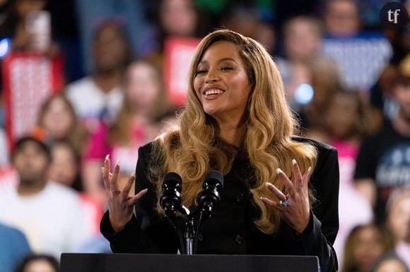 Si les fans de l'icône étaient ravis de voir leur Queen Bey lors de ce rendez-vous sportif, il n'en va pas de même pour les amateurs de F1. La présence de la star a été vivement critiquée et sa tenue a fait l'objet de commentaires nauséabonds. "Porno F1", "On n'est pas dans un Strip Club", "Elle compte allaiter les pilotes ?", "Tellement vulgaire", "Ce décolleté était nécessaire pour une course de F1 ?", peut-on, entre autres lire sur les réseaux sociaux.