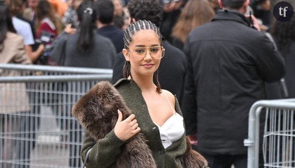 “Surtout pas !!!! Une génération entière regrette”, “N’écoutez pas”, “ Ne faites pas ça”, “Croyez-moi ça ne repousse pas toujours” : ce sont des centaines de commentaires similaires qu’on retrouve sous la vidéo, reflet du traumatisme de toute une génération.