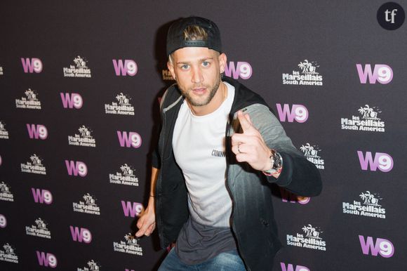 "On passe par tous les jeux de rôle, mais celui qui revient le plus souvent c'est que c'est ma petite sœur et je suis son frère", confie-t-il dans la vidéo.