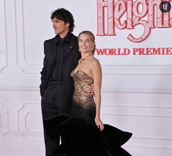 C'est à l'occasion de l'avant-première des Hauts du Hurlevent, rebaptisé par ailleurs Hurlevent chez nous, réadaptation particulièrement moderne du classique d'Emily Brontë - c'est l'impératrice de l'hyerpop charli xcx qui s'occupe de la bande originale, ce qui situe l'œuvre à un bon niveau d'anachronisme. Margot Robbie persiste et signe dans la fulgurance fashion.