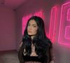 Kylie Jenner n'en finit pas d'imposer sa marque d'égérie fashion à travers le monde. En icône lingerie digne de son role model Kim Kardashian, elle impressionne, mais dévoile encore un autre style afin de défendre sur ces toutes nouvelles photos glamour à souhait à explorer ci-dessous... Sa marque de cosmétiques. Des clichés relayés par sa propre griffe de maquillages et où elle apparaît en lingerie noire, fidèle à son traditionnel apparat.