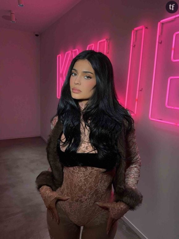 Kylie Jenner n'en finit pas d'imposer sa marque d'égérie fashion à travers le monde. En icône lingerie digne de son role model Kim Kardashian, elle impressionne, mais dévoile encore un autre style afin de défendre sur ces toutes nouvelles photos glamour à souhait à explorer ci-dessous... Sa marque de cosmétiques. Des clichés relayés par sa propre griffe de maquillages et où elle apparaît en lingerie noire, fidèle à son traditionnel apparat.