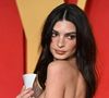 Emily Ratajowski, féministe qui dérange

Dans les commentaires, certains critiquent une "hypersexualisation" normalisée. Ce n'est pas la première fois que le féminisme et militantisme d'Emrata est critiqué et remis en cause, en raison de sa notoriété construite sur sa plastique de rêve. 

Emily Ratajkowski incarne un féminisme moderne, revendiquant la liberté de jouir de ses atouts sans honte. Elle affirme sans détour : "Si une femme décide de s’habiller sexy, cela ne veut pas dire qu’elle n’est pas féministe. Si c’est son choix, et que ça lui fait du bien, c’est parfait. Bravo à elle", déclarait-elle à SELF. Elle défend l'idée selon laquelle la sexualisation volontaire de son corps peut être un acte d’empowerment : "Je trouve du pouvoir en célébrant et en partageant ma sexualité. […] Je pense que mon corps est beau et que beaucoup de corps différents sont beaux", confiait-elle encore à Maxim. 

Toutefois dans son essai My Body, paru en 2021, la star interrogeait les limites de son hypersexualisation et sa part de responsabilité dans sa contribution à ce système patriarcal. La jeune femme assumait, sans détour, la satisfaction qu’elle a longtemps éprouvé à être validée par le regard masculin.