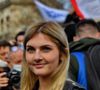 Cette influenceuse explique pourquoi les hommes ont raison de préférer les femmes plus jeunes et se fait encenser
