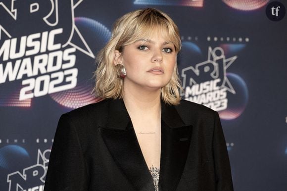 Louane a réalisé un curieux défi suite à sa très relative défaite au concours international de l’Eurovision. Elle a décidé d'opérer un gros changement de look. Un choix très stylé, et surtout... Intime et engagé ?