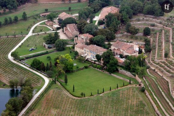 Un sujet cristallise les conflits entre les deux ex-époux : le Château Miraval, le domaine viticole français de Brad Pitt. Angelina Jolie a vendu sa moitié du vignoble du couple il y a près de trois ans sans demander l'accord de son ex.