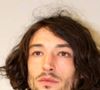 Ezra Miller. Hier icône de sa génération, révélation du Monde de Charlie, film culte par excellence où il côtoie Emma Watson, emblème queer, égérie fashion, sex symbol dont l'insolent charisme extra-terrestre évoque volontiers celui d'Adam Driver... Ca, c'était Ezra Miller dans les années 2000 et 2010. Jusqu'aux accusations et à l'action de la justice.