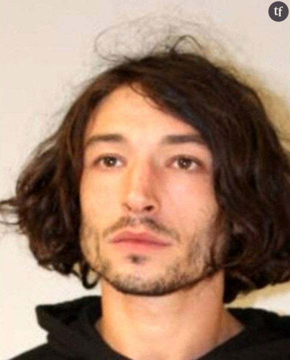 Ezra Miller. Hier icône de sa génération, révélation du Monde de Charlie, film culte par excellence où il côtoie Emma Watson, emblème queer, égérie fashion, sex symbol dont l'insolent charisme extra-terrestre évoque volontiers celui d'Adam Driver... Ca, c'était Ezra Miller dans les années 2000 et 2010. Jusqu'aux accusations et à l'action de la justice.