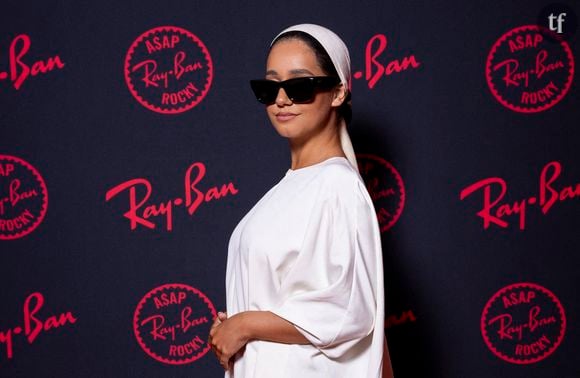 Polémique autour de la robe de Léna Situations
L’influenceuse Léna Situations se trouve régulièrement au cœur de violentes vagues de cyberharcèlement et de commentaires misogynes. Cette fois-ci, c'est sa tenue qui a fait polémique en plein festival de Cannes. Le scandale provient d'une robe ample signée The Row, la marque des sœurs Marie-Kate et Ashley Olsen, accompagnée d’un foulard dans les cheveux. Déborah Abisror-De Lieme, cadre du parti Renaissance, a associé la tenue de la créatrice de contenu à de "l'entrisme", tandis que Christine Kelly a accusé Léna Mahfouf de "s’habiller à la mode des Frères musulmans" sur le plateau de CNews.
La jeune femme a réagi à ces propos, mais aussi à des propos sexistes tenus à son encontre sur les réseaux sociaux. "Pendant ce Festival de Cannes j’ai appris que j’étais enceinte et que j’avais rejoint les Frères musulmans", a-t-elle ironisé. "Une pensée à nos mères qui ont marché pour que nous puissions CHOISIR nos vêtements. Merci. Et une pensée encore plus grande aux femmes musulmanes qui vivent ces jugements au quotidien mais sans le soutien d’Internet pour les défendre."