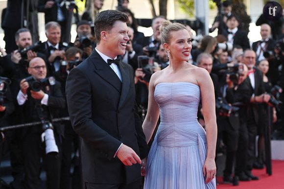 L'Américaine a foulé le tapis rouge aux côtés de son mari Colin Jost.