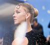 Son goût pour les bikinis, costume usuel des James Bond Girl, où les gardes robes sexy, n'est plus à prouver. Si sa prestance charismatique de sex symbol - certaines séances photos de Sydney Sweeney l'érigent carrément en diva sensuelle des années 50, noir et blanc y compris. Cependant, une bonne raison la rapprocherait de la franchise du cinéma d'action...