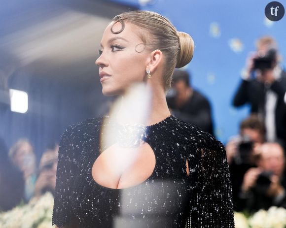 Son goût pour les bikinis, costume usuel des James Bond Girl, où les gardes robes sexy, n'est plus à prouver. Si sa prestance charismatique de sex symbol - certaines séances photos de Sydney Sweeney l'érigent carrément en diva sensuelle des années 50, noir et blanc y compris. Cependant, une bonne raison la rapprocherait de la franchise du cinéma d'action...