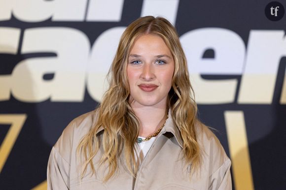 La jeune femme n'a pu échapper aux critiques des grossophobes, qui estiment que "sa tenue ne la met pas en valeur" ou qu'elle "doit choisir des vêtements adaptés à sa morphologie". Apparemment, le short serait réservé à une certaine taille, selon eux. "De sacrés jambonneaux", "Sacrés cuissots", "Petit rôti", "Cette tenue est beaucoup trop courte", "Elle est costaud pour se mettre en short", peut-on lire en vrac, parmi les remarques toutes plus affligeantes les unes que les autres. 

Héléna franche sur son rapport au corps

N'en déplaise à ses haters, la révélation de la Star Ac s'exerce à remettre au goût du jour le mouvement body positive en prônant la diversité des corps, une approche décomplexée de sa sihouette et de ses soi disant "kilos en trop". Alors que la jeune femme de 23 ans a été complexée pendant des années par son physique, au cours de l’été dernier, elle a dévoilé son premier morceau, Summer Body, qui parle de l’image de soi et des diktats de la société. Une chanson qui l’a beaucoup aidée, ainsi que des milliers de jeunes femmes. En janvier 2025, dans les colonnes de Télé Star, Helena confiait se sentir mieux dans son corps. "Il y a eu une énorme amélioration. Ce ne sont pas 5 kilos de trop qui vont gâcher ma vie ! J’avance à mille à l’heure, je n’ai jamais été aussi heureuse que maintenant".