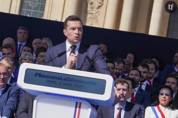 Karine Le Marchand s'amuse à "titiller" Jordan Bardella. Face aux caméras, elle confie subtilement (ou pas) : "Vous savez Jordan qu'il y a une rumeur depuis très longtemps concernant vos préférences sexuelles...". Avant d'ajouter face à l'intéressé : "Pourquoi est-ce que vous n'avez jamais répondu à cette rumeur d'homosexualité ?"