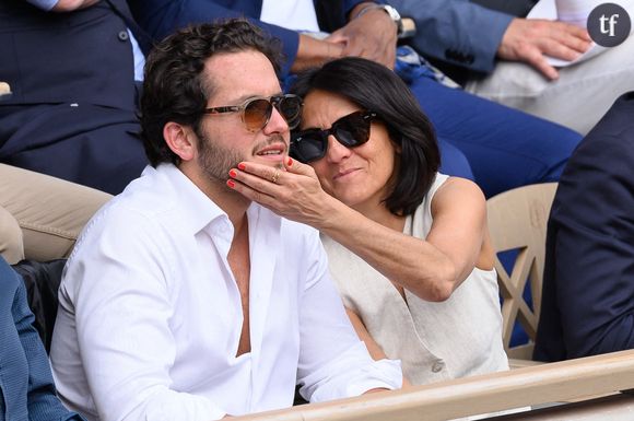 Quelques mois après sa rupture avec Xavier Maingon, avec qui elle était en couple depuis 2011, Florence Foresti a retrouvé l'amour dans les bras d'Alexandre Kominek, un comédien originaire de Suisse âgé de 35 ans. Très actif sur les réseaux sociaux, il est suivi par plus de 310 000 abonnés sur Instagram où ses publications mêlent humour et vie quotidienne. Il s’est fait connaître en intégrant le Jamel Comedy Club en 2017, puis en participant au Montreux Comedy Festival. En avril, l'humoriste a participé à la dernière saison de LOL : Qui rit, sort ! diffusée sur Prime Video. Le couple a officialisé sa relation en s’affichant dans les tribunes du tournoi de Roland-Garros en juin 2022, puis lors de la 100e du spectacle de Vincent Dedienne au théâtre Marigny. Florence Foresti et Alexandre Kominek ont alors pris la pose devant les photographes.