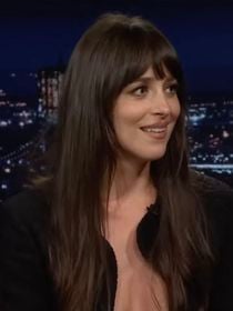"Elle fait sa Lady Di, sublime !" : Dakota Johnson se dévoile en naked dress, et son look hyper sexy pourrait avoir un sens très féministe