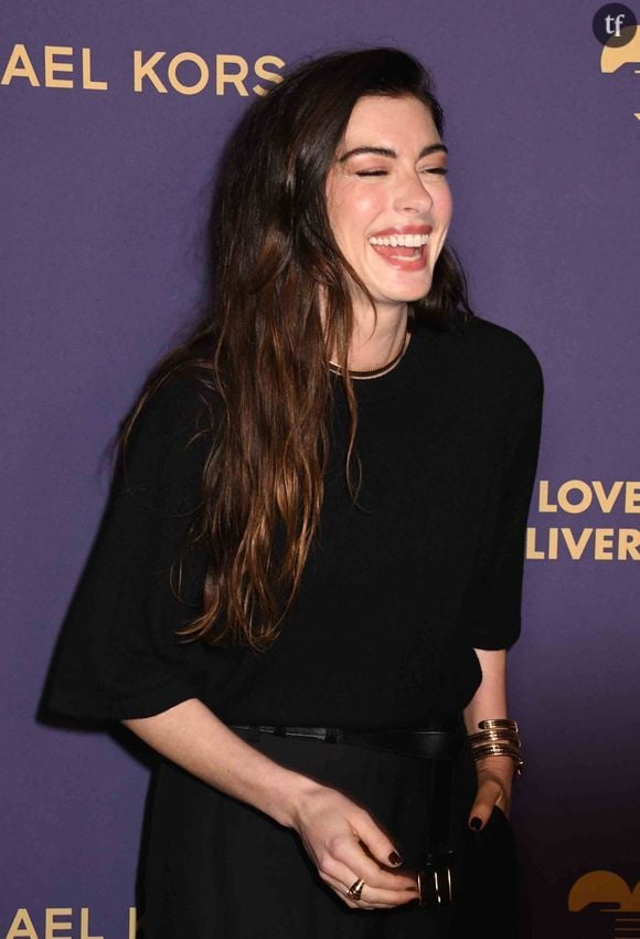 Anne Hathaway assume sa sensualité et envoie valdinguer les préjugés sexistes, et autres formes de pressions sociales. A l'heure du masculinisme et de l'apogée de la misogynie en ligne, elle assume, comme Dakota Johnson, son corps, sa sexy-attitude décomplexée.