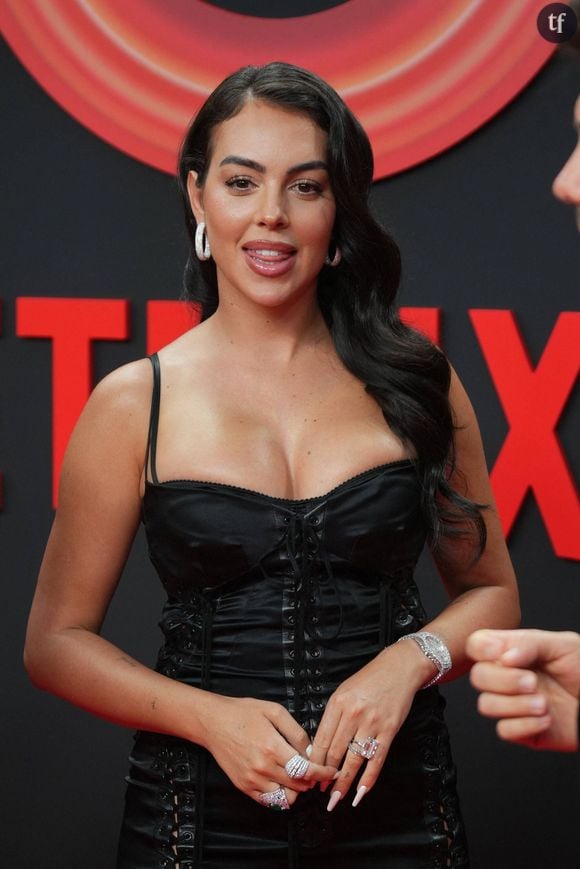 Lauren Fryer est une victime parmi d’autres d’un sexisme trop banalisé. Qui se porte volontiers envers les femmes de footballeurs.

Hyper sexualisées à la moindre photo en bikini, insultées, considérées comme de simples “bimbos” au physique avantageux et ayant peur leur mot à dire, dé-crédibilisées sur la moindre de leur initiative, les femmes de footballeurs demeurent également dans l’ombre de leur mari, et plus triste encore : sont parfois accusées de les “divertir” de trop, et de porter atteinte à leurs scores sportifs. Déplorable.