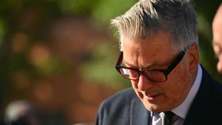 "Alec Baldwin a tué ma fille" : ce western qui a causé un mort va vraiment être projeté (et la mère de la victime est scandalisée)