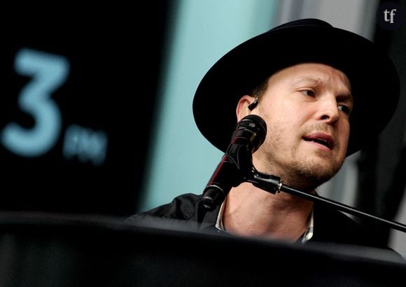 Gavin DeGraw ne s’est pas encore exprimé sur la décision qui l’a poussé à accepter cette participation, mais beaucoup de ses fans ont déjà pris le pli d’enlever ces musiques de leur playlist en protestation.