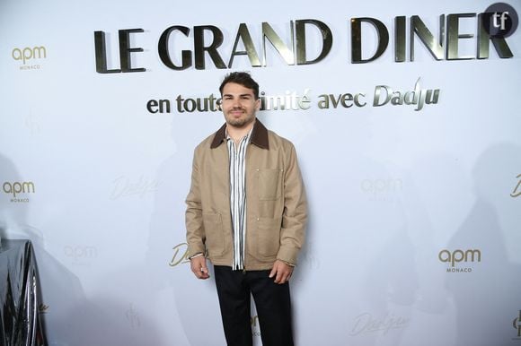 Les deux ne se quittent plus. Le 17 mai, ils étaient alors conviés à un "Grand dîner en toute intimité avec Dadju", où ils rejoignaient les footballeurs Guillaume Hoarau et Paul Pogba. Le duo était également réuni au Grand Prix de Monaco le 25 mai. À Roland-Garros ce 8 mai, installés à côté de Tony Parker, Iris Mittenaere et Antoine Dupont sont apparus plus proches que jamais, échangeant de tendres sourires et des regards complices.