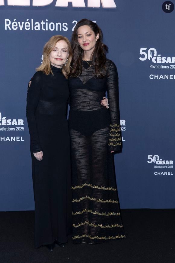 L'actrice Oscarisée a pris la pause aux côtés d'Isabelle Huppert lors du dîner des révélations des César, à l’Élysée Montmartre. Cette soirée prestigieuse réunit tous les "parrains" du septième art, autrement dit acteurs, actrices et cinéastes reconnus soutenant les nouveaux espoirs du cinéma. Oui mais voilà, Marion Cotillard a suscité l'ire des internautes.