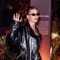 Hailey Bieber pose en sous-vêtements sur ces photos iconiques mais controversées