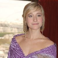 Secte, trafic sexuel, néo-nazi : cette star d'une série culte des années 2000 accuse une célèbre actrice de l'avoir "endoctrinée"