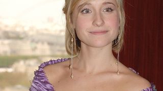 Secte, trafic sexuel, néo-nazi : cette star d'une série culte des années 2000 accuse une célèbre actrice de l'avoir "endoctrinée"