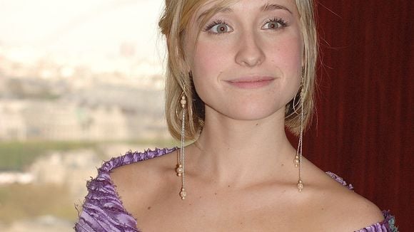 Secte, trafic sexuel, néo-nazi : cette star d'une série culte des années 2000 accuse une célèbre actrice de l'avoir "endoctrinée"