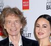 Mick Jagger et Melanie Hamrick sur le tapis rouge

Sur le tapis rouge, le couple est apparu plus uni que jamais. Le chanteur des Rolling Stones arborait un élégant costume noir, assorti d'une chemise à motifs. Sa fiancée de 47 ans resplendissait dans une somptueuse robe rouge signée The Danes et une paire d’escarpins Aquazzura. Les deux tourtereaux avaient déjà pris la pose ensemble à l'after party des Oscars 2025 organisée par Vanity Fair. 

Comme à chacune de leur apparition, leur grande différence d'âge a fait polémique. "Il a amené sa petite-fille ?", interroge un internaute. "J'ai cru que c'était sa fille...", commente un autre. "Elle doit vraiment aimer l'argent", "Il est assez vieux pour être son grand-père", "C'est triste", lit-on encore.