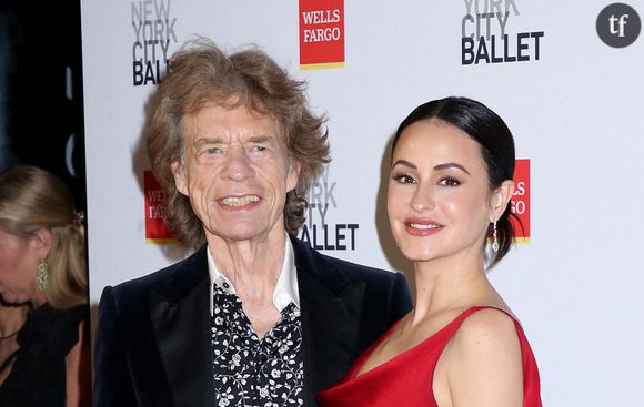 Mick Jagger et Melanie Hamrick sur le tapis rouge

Sur le tapis rouge, le couple est apparu plus uni que jamais. Le chanteur des Rolling Stones arborait un élégant costume noir, assorti d'une chemise à motifs. Sa fiancée de 47 ans resplendissait dans une somptueuse robe rouge signée The Danes et une paire d’escarpins Aquazzura. Les deux tourtereaux avaient déjà pris la pose ensemble à l'after party des Oscars 2025 organisée par Vanity Fair. 

Comme à chacune de leur apparition, leur grande différence d'âge a fait polémique. "Il a amené sa petite-fille ?", interroge un internaute. "J'ai cru que c'était sa fille...", commente un autre. "Elle doit vraiment aimer l'argent", "Il est assez vieux pour être son grand-père", "C'est triste", lit-on encore.