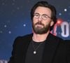 Cheveux longs, barbe fournie, petites lunettes rondes… Chris Evans est bien loin du style très propre sur lui qu’on a eu l’habitude de lui associer avec son rôle de Captain America dans les films de la franchise Marvel. Si bien qu’il est apparu quasi méconnaissable sur le tapis rouge de l’avant-première de Red One.