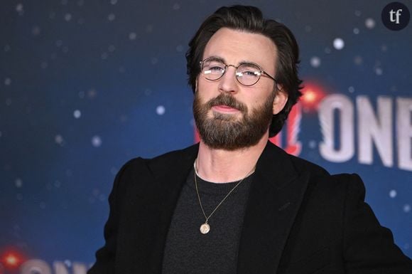 Cheveux longs, barbe fournie, petites lunettes rondes… Chris Evans est bien loin du style très propre sur lui qu’on a eu l’habitude de lui associer avec son rôle de Captain America dans les films de la franchise Marvel. Si bien qu’il est apparu quasi méconnaissable sur le tapis rouge de l’avant-première de Red One.