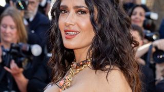 “Quelle force” : le sex symbol Salma Hayek “plus sublime que jamais à 58 ans” célèbre Frida Kahlo, sa plus grande source d’inspiration féministe