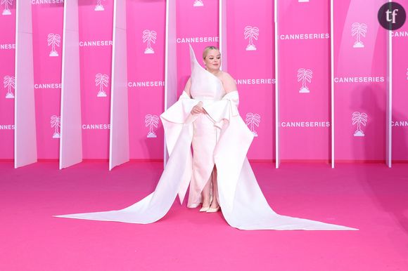 Trop en avance sur son temps, Nicola Coughlan et ses stylistes ? Allez savoir.