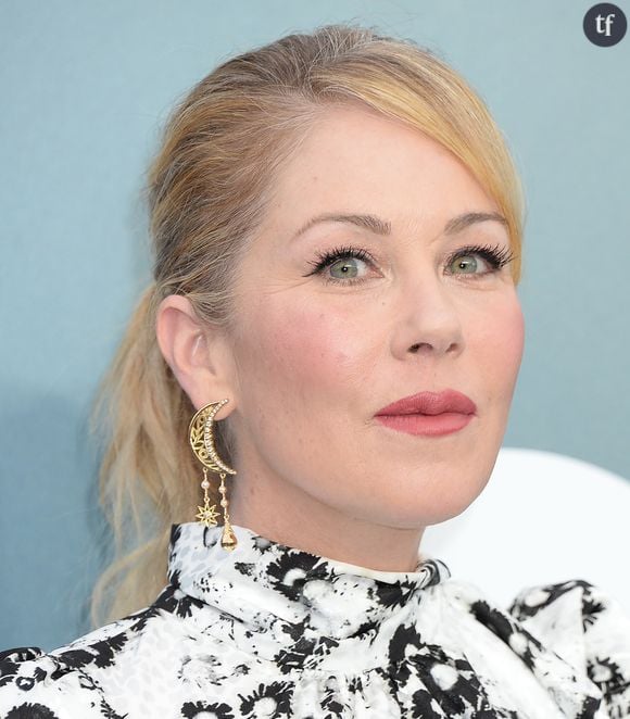 C’est en tout cas ce que raconte la comédienne. 

Dans une conversation très intimiste, elle raconte qu’elle avait beaucoup de mal à assumer son physique. C’est le cas de nombreuses personnalités féminines, surtout dans une époque moins “déconstruite” - les années 80, qui ont engendré quantité de body shaming.