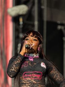 "Tes fesses ne sont pas si grosses" : cette célèbre chanteuse dénonce les messages sexistes des "mecs racistes"