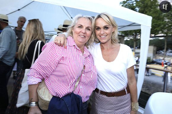 "Lumineuse", "Sublime" : cette célèbre animatrice pose en maillot de bain à 54 ans et éblouit les internautes sur ces photos anti-âgistes