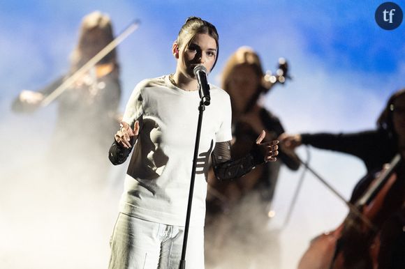 "Elle a basculé dans le côté obscur" : tenue sexy et danse sensuelle, Adèle Castillon se fait clasher après son concert
