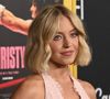 Sydney Sweeney a surpris la foule avec une transformation capillaire inattendue alors qu'elle assistait à la première de son nouveau film Christy à Los Angeles ce samedi 25 octobre. L'actrice de 28 ans, connue pour ses looks glamour et sa longue chevelure blonde, a opté pour un carré blond court et ondulé.

La nouvelle coupe de Sydney Sweeney

Sydney Sweeney a officiellement adopté la coupe au carré. L'actrice s'est entourée de son équipe de coiffeurs de prédilection, le coloriste Jacob Schwartz et le coiffeur Glen Coco pour réaliser ce carré "blond daim". La star rejoint les célébrités qui ont craqué pour la coupe "bob" à l'instar de Selena Gomez ou Naomi Watts.

Jacob Schwaetz précise sur son compte Instagram qu'il s'agit d'un blond daim crémeux et décoloré, oscillant entre le crème vanille et un beige. Il est légèrement plus clair que le blond foncé qu'elle arbore depuis quelques mois.