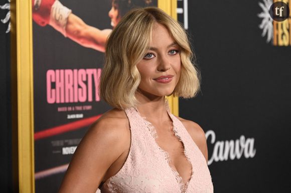 Sydney Sweeney a surpris la foule avec une transformation capillaire inattendue alors qu'elle assistait à la première de son nouveau film Christy à Los Angeles ce samedi 25 octobre. L'actrice de 28 ans, connue pour ses looks glamour et sa longue chevelure blonde, a opté pour un carré blond court et ondulé.

La nouvelle coupe de Sydney Sweeney

Sydney Sweeney a officiellement adopté la coupe au carré. L'actrice s'est entourée de son équipe de coiffeurs de prédilection, le coloriste Jacob Schwartz et le coiffeur Glen Coco pour réaliser ce carré "blond daim". La star rejoint les célébrités qui ont craqué pour la coupe "bob" à l'instar de Selena Gomez ou Naomi Watts.

Jacob Schwaetz précise sur son compte Instagram qu'il s'agit d'un blond daim crémeux et décoloré, oscillant entre le crème vanille et un beige. Il est légèrement plus clair que le blond foncé qu'elle arbore depuis quelques mois.